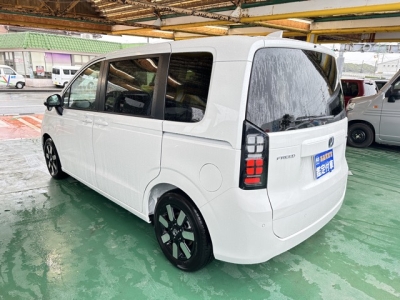 新型フリード(ホンダ)登録済未使用車 後方