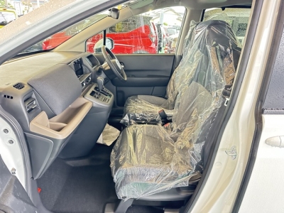 新型フリード(ホンダ)登録済未使用車 前席内装