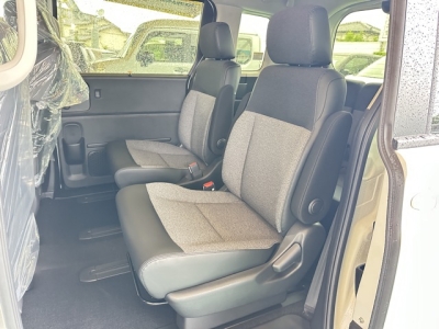 新型フリード(ホンダ)登録済未使用車 後席内装