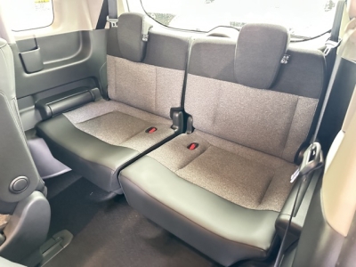 新型フリード(ホンダ)登録済未使用車 後席から見た前席