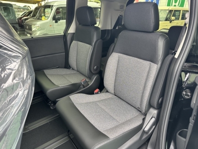 新型フリード(ホンダ)登録済未使用車 後席内装