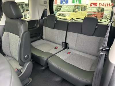 新型フリード(ホンダ)登録済未使用車 後席から見た前席