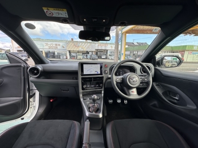 GRヤリス(トヨタ)中古車 後席から見た前席