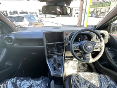 GRヤリス(トヨタ)中古車 後席から見た前席