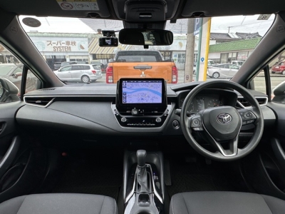 カローラスポーツ(トヨタ)中古車 後席から見た前席