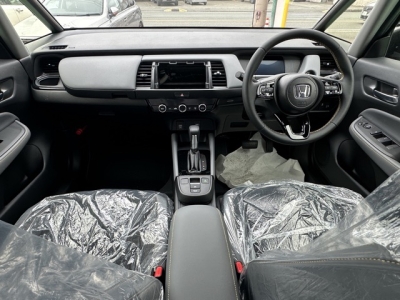 フィット(ホンダ)登録済未使用車 後席から見た前席