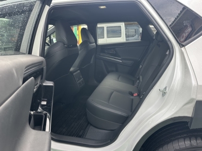 bZ4X(トヨタ)中古車 後席内装
