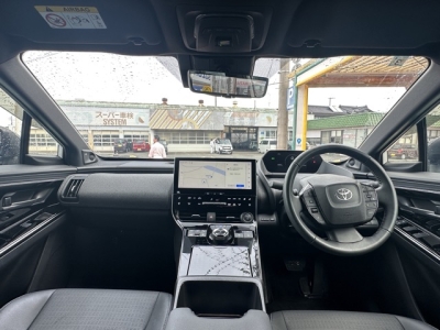 bZ4X(トヨタ)中古車 後席から見た前席