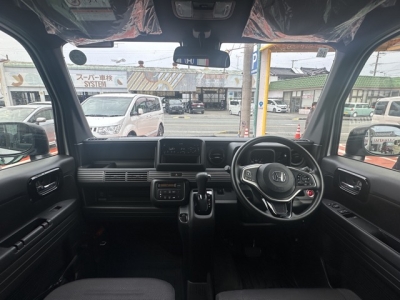 N-VAN(ホンダ)中古車 後席から見た前席