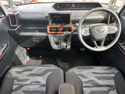 タントファンクロス(ダイハツ)届出済未使用車 後席から見た前席