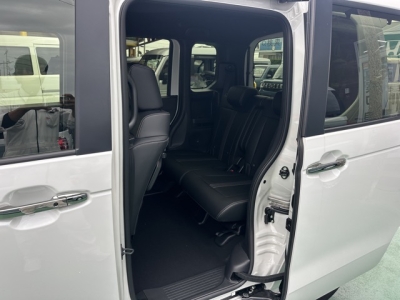 新型N-BOX(ホンダ)届出済未使用車 後席内装
