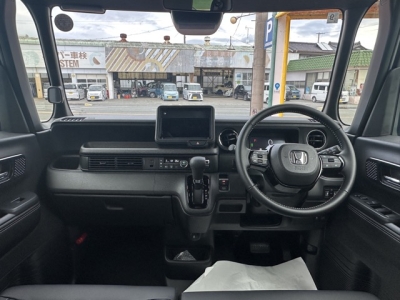 新型N-BOX(ホンダ)届出済未使用車 後席から見た前席