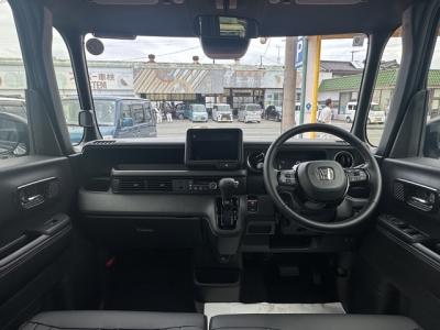 新型N-BOX(ホンダ)届出済未使用車 後席から見た前席