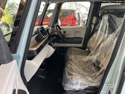 新型N-BOX(ホンダ)届出済未使用車 前席内装
