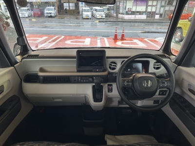 新型N-BOX(ホンダ)届出済未使用車 後席から見た前席