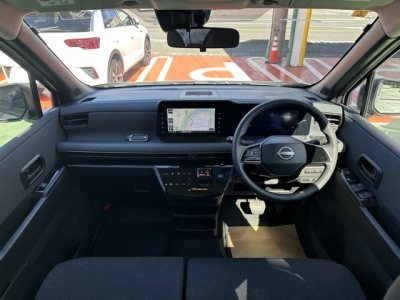 サクラ(ニッサン)ディーラ-試乗車 後席から見た前席