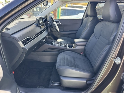 アウトランダーPHEV(三菱)中古車 前席内装