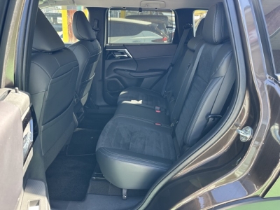 アウトランダーPHEV(三菱)中古車 後席内装