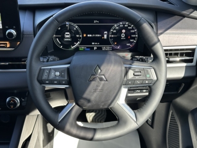 アウトランダーPHEV(三菱)中古車 内外装写真