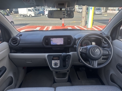 パッソ(トヨタ)中古車 後席から見た前席