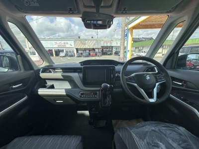 新型ソリオ(スズキ)新車見本展示無 後席から見た前席
