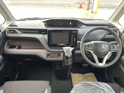 新型ソリオバンディッド(スズキ)新車見本展示無 後席から見た前席