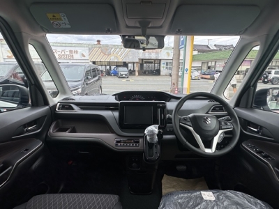 新型ソリオバンディッド(スズキ)新車見本展示無 後席から見た前席