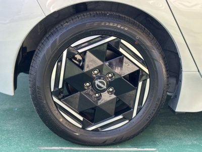 リーフ(ニッサン)中古車 内外装写真他２