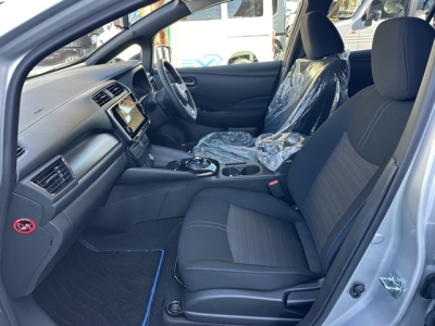 リーフ(ニッサン)中古車 前席内装
