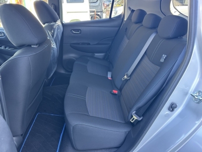 リーフ(ニッサン)中古車 後席内装