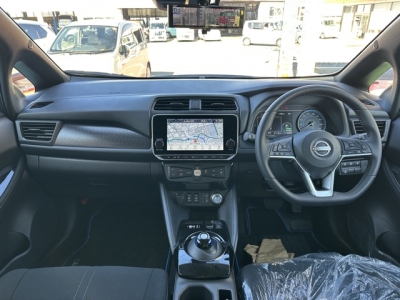 リーフ(ニッサン)中古車 後席から見た前席