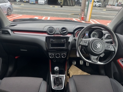 スイフトスポーツ(スズキ)中古車 後席から見た前席