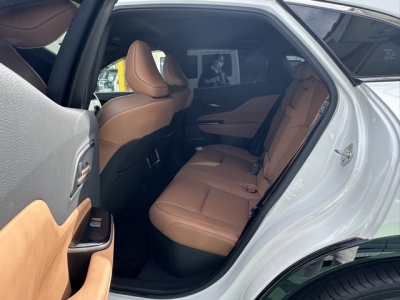 クラウンスポーツ(トヨタ)中古車 後席内装