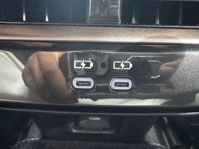 クラウンスポーツ(トヨタ)中古車 後席から見た前席