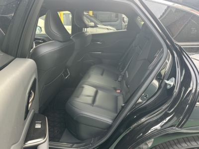 クラウンスポーツ(トヨタ)中古車 後席内装