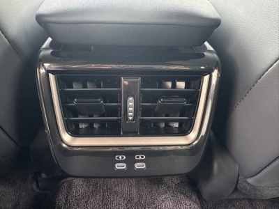 クラウンスポーツ(トヨタ)中古車 後席から見た前席