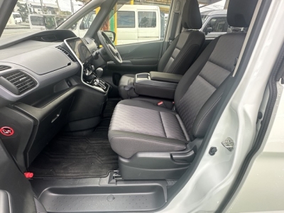 セレナ(ニッサン)中古車 前席内装