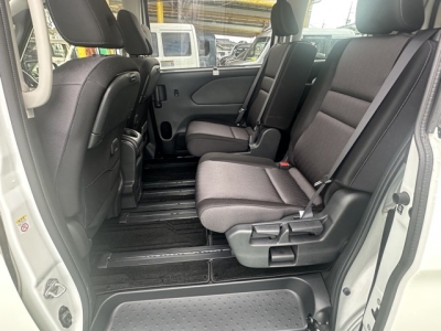 セレナ(ニッサン)中古車 後席内装