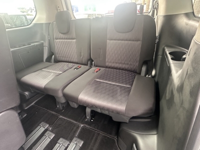 セレナ(ニッサン)中古車 後席から見た前席