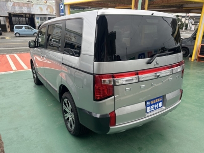 デリカD:5 4WD(三菱)レンタ登録済未使用車 後方