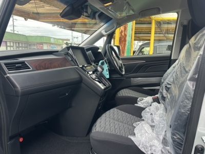 デリカD:5 4WD(三菱)レンタ登録済未使用車 後席内装