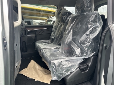 デリカD:5 4WD(三菱)レンタ登録済未使用車 後席から見た前席