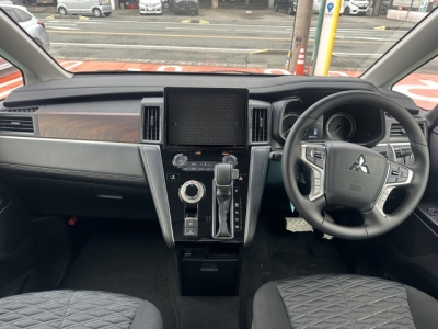 デリカD:5 4WD(三菱)レンタ登録済未使用車 内外装写真