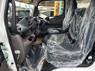 キャンター(三菱)レンタ登録済未使用車 前席内装