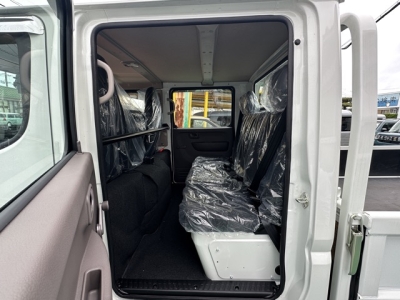 キャンター(三菱)レンタ登録済未使用車 後席内装