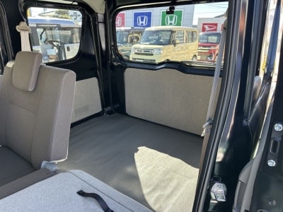 エブリイバンのOEM(スズキ)中古車 後席から見た前席