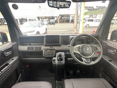 N-VAN(ホンダ)中古車 後席から見た前席