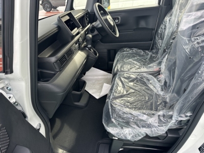 新型N-BOX(ホンダ)届出済未使用車 前席内装