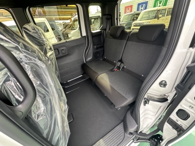 新型N-BOX(ホンダ)届出済未使用車 後席内装