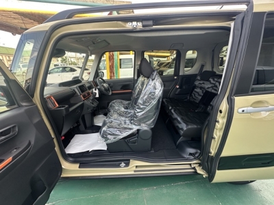 タントファンクロス(ダイハツ)届出済未使用車 後席から見た前席